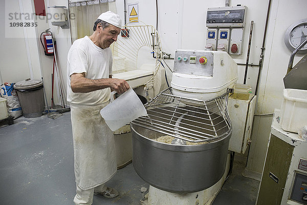 Bäckergusswasser in einer industriellen Knetmaschine