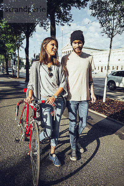 Österreich  Wien  junges Paar mit Fahrrad