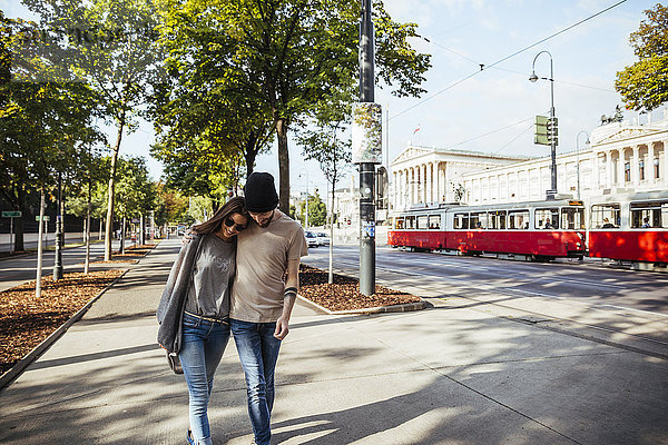 Österreich  Wien  junges Paar beim Bummeln auf der Ringstraße