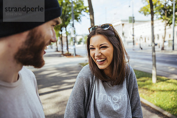 Österreich  Wien  lachende junge Frau mit ihrem Freund