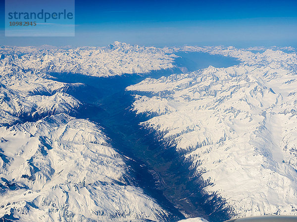 Österreich  Luftaufnahme der Alpen mit Schnee
