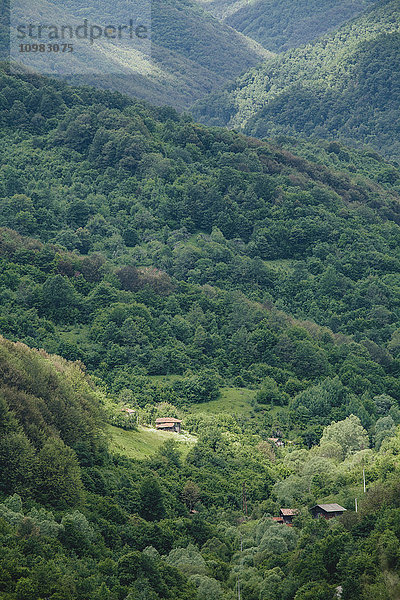 Bulgarien  Trun  Holzhäuser in den Bergen