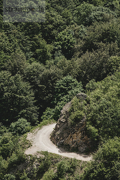 Bulgarien  leere Straße in den Bergen