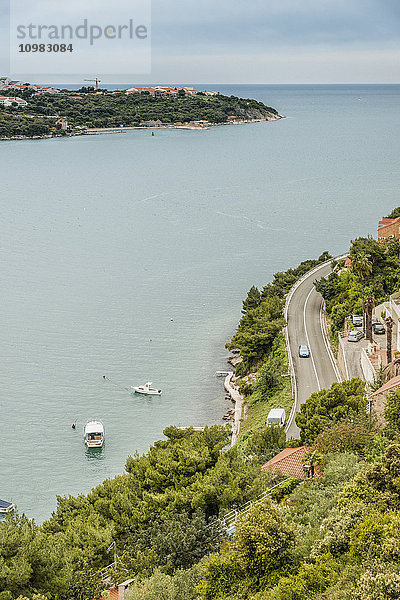 Kroatien  Dubrovnik  Blick auf die Küstenstraße von oben