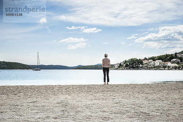 Kroatien  Dalmatien  Slano  Frau am Strand stehend