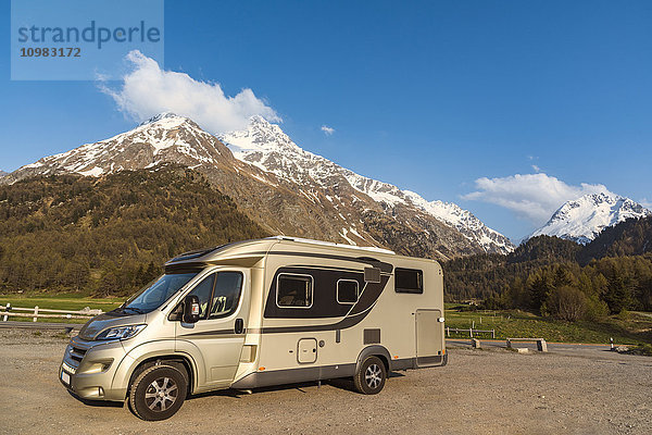 Schweiz  Graubünden  Wohnwagen vor den Schweizer Alpen  Parc Ela