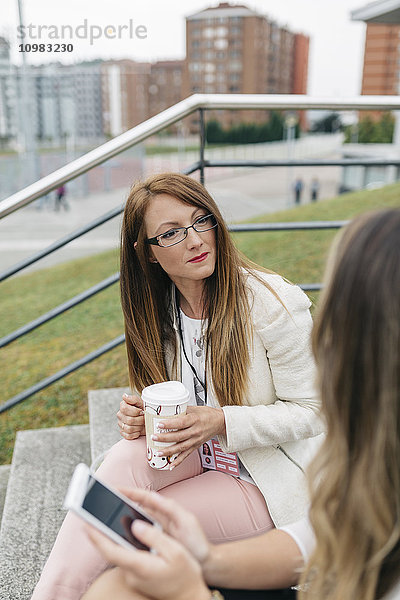 Zwei Frauen bei einer Kaffeepause im Freien
