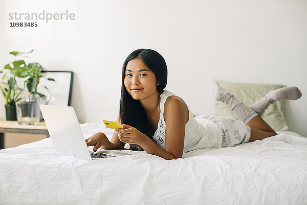 Junge Frau im Bett liegend online einkaufen