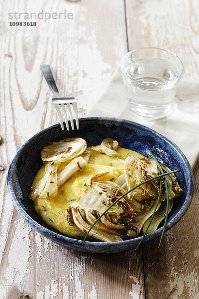 Polenta mit karamellisiertem Fenchel in Schale