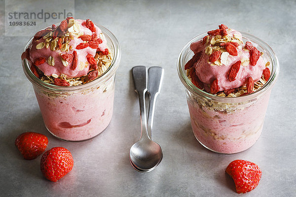 Erdbeer-Tiefkühljoghurt  Topping Haferflocken