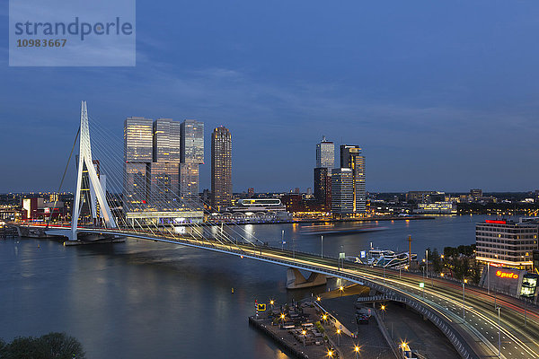 Niederlande  Rotterdam  Erasmusbrug und Nhow Hotel am Abend  blaue Stunde