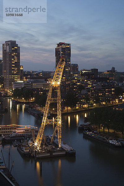 Niederlande  Rotterdam  Hafen mit Kran am Abend