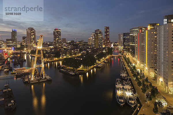 Niederlande  Rotterdam  Hafen mit Kran am Abend