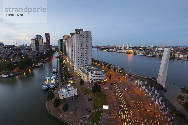 Niederlande  Rotterdam  Stadtbild am Abend