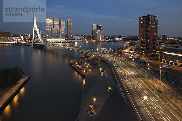 Niederlande  Rotterdam  Erasmusbrug und Nhow Hotel am Abend