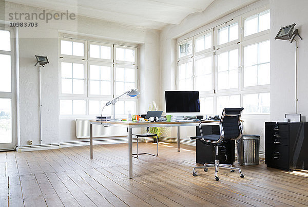 Schreibtisch und Stuhl im hellen Büro