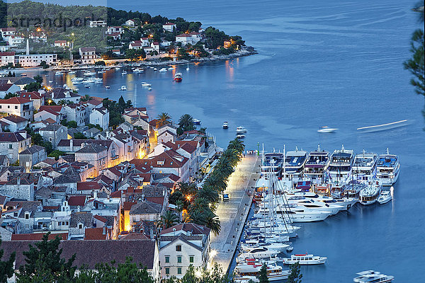 Kroatien  Insel Hvar  Hvar und Hafen am Abend