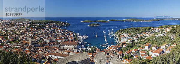 Kroatien  Insel Hvar  Hvar und Hafen  Panorama