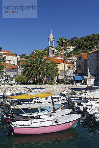 Kroatien  Insel Hvar  Hafen und Fischerboote