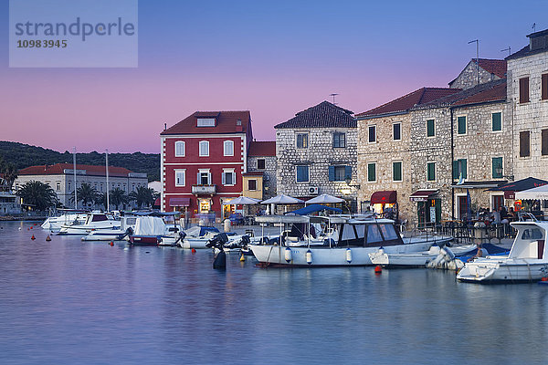 Kroatien  Insel Hvar  Starigrad  Boote ankern am Abend