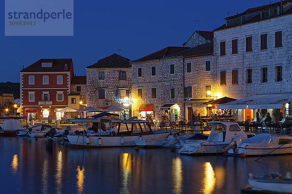 Kroatien  Insel Hvar  Stari Grad  Hafen am Abend