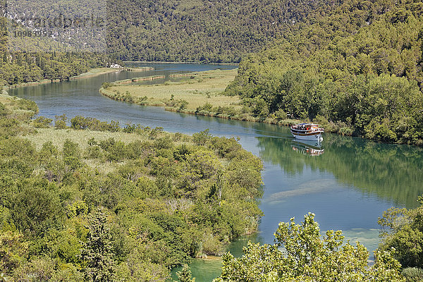 Kroatien  Dalmatien  Sibenik-Knin  Ausflugsboot auf dem Fluss Krka