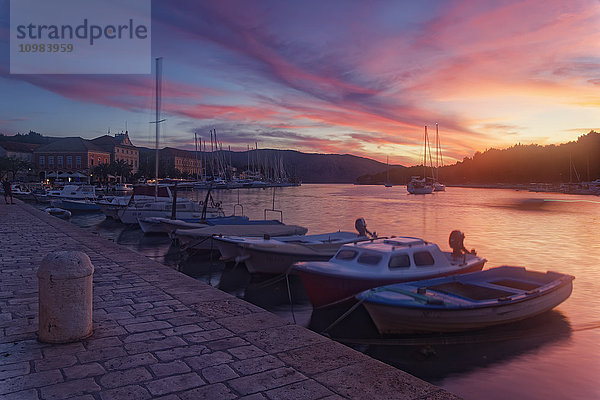 Kroatien  Insel Hvar  Stari Grad  Boote ankern am Abend