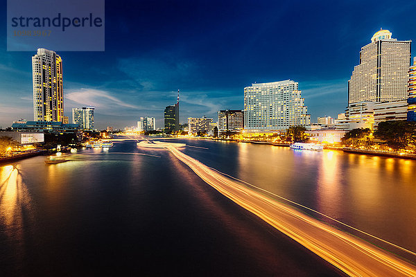 Thailand  Bangkok  Blick auf Skyline und Chao Praya River bei Dämmerung