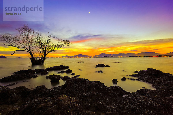 Thailand  Pukhet  Blick auf das Meer bei Sonnenuntergang