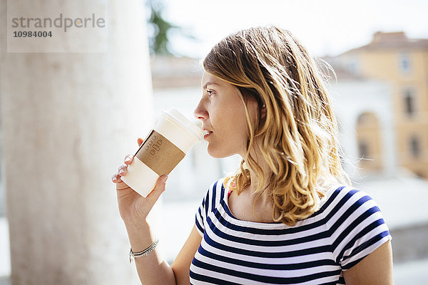 Italien  Italien  junge Frau mit Kaffee zum Mitnehmen