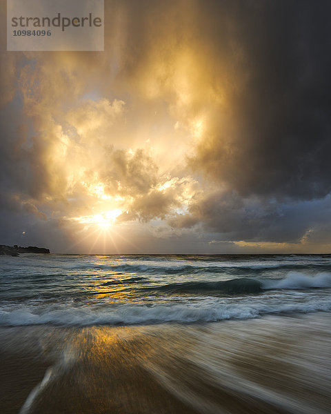 Australien  New South Wales  Sydney  Strand bei Sonnenuntergang