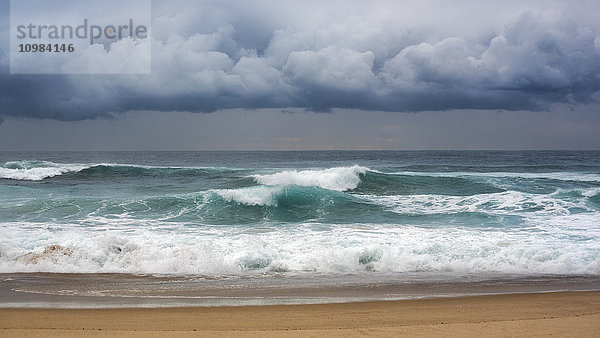 Australien  New South Wales  Sydney  Tasmanische See  Strand  Wellen und dunkle Wolken