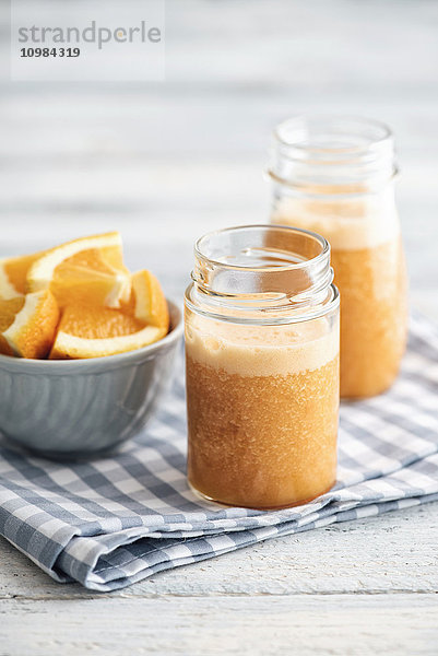 Orange  Karotte  Ananas  Ingwer-Smoothie im Glas