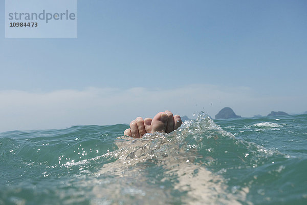 Thailand  Tubkaek  Füße der Frau beim Baden im Meer