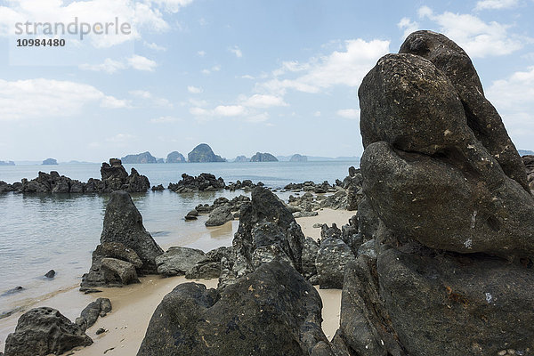 Thailand  Tubkaek  Strand mit Felsen