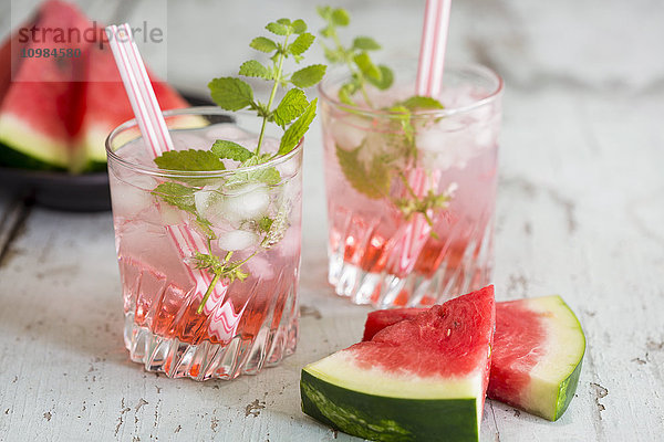 Frisches Mineralwasser mit Wassermelone  Sirup und Eis in Gläsern