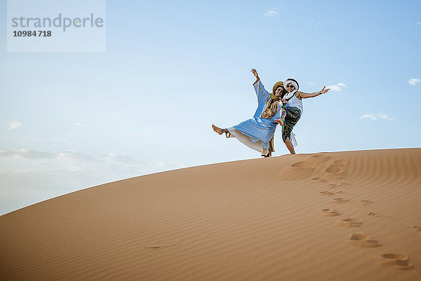 Berbermann und Berberfrau in der Wüste