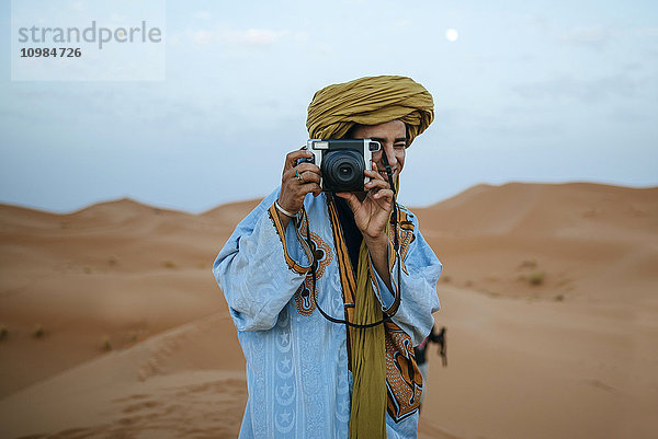 Junge Berber fotografieren mit der Kamera