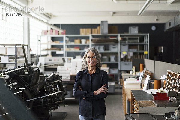 Zuverlässige Seniorin in einer Druckerei