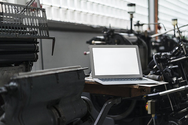 Laptop in der Druckerei
