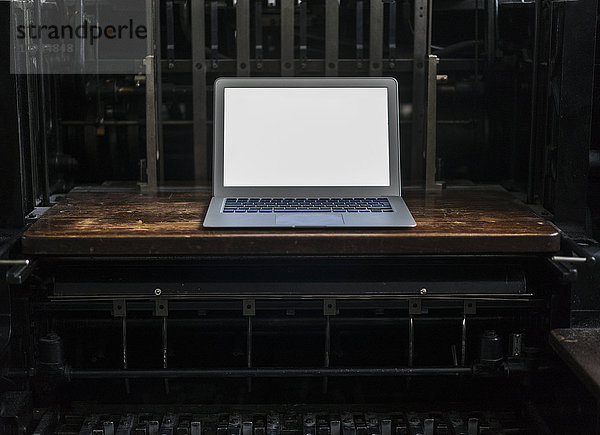Laptop im Satzbetrieb