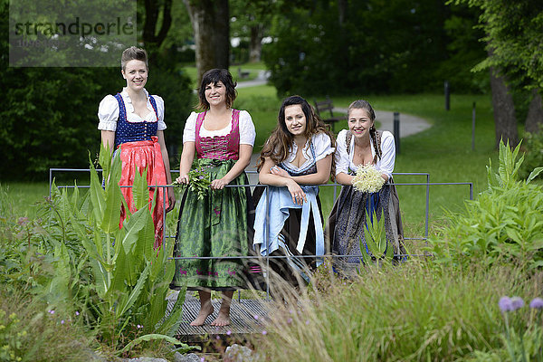 Deutschland  Bayern  vier lächelnde Frauen im Dirndl