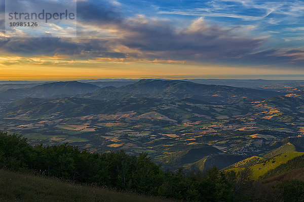 Italien  Umbrien  Monte Catria  Sonnenuntergang über dem umbrischen Apennin