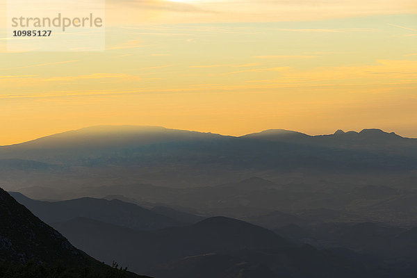 Italien  Umbrien  Mt. Acuto  Sonnenuntergang über den Apenninen