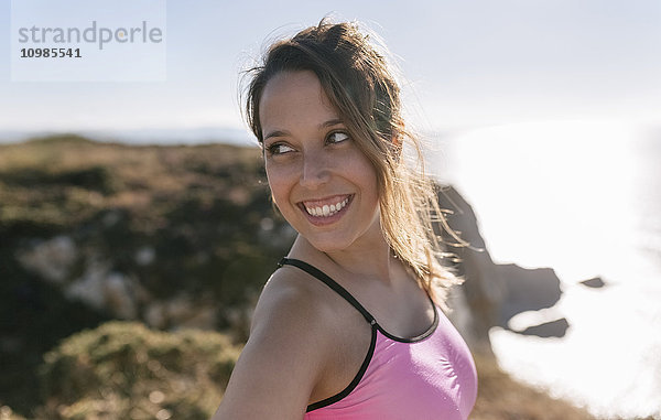 Spanien  Asturien  Porträt einer Sportlerin  lächelnd