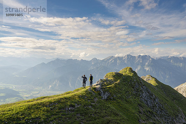 Österreich  Tirol  Wanderer mit Blick ins Tal