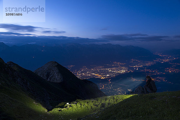 Österreich  Tirol  Blick auf Innsbruck am Abend