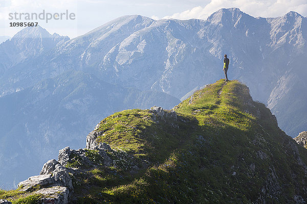 Österreich  Tirol  Wanderer auf dem Gipfel stehend