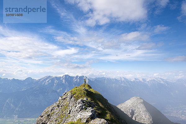 Österreich  Tirol  Wanderer auf dem Gipfel stehend