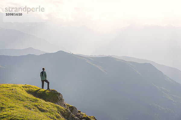 Österreich  Tirol  Wanderer auf Distanz